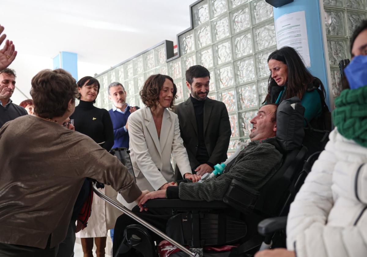 Melania Álvarez y Pablo Bustinduy saludan al exatleta José Luis Capitán, uno de los enfermos de ELA que acudieron ayer al Materno Infantil.