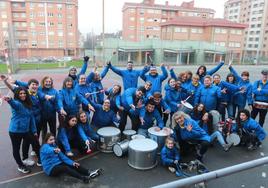 Integrantes de Los Acoplaos encaran la recta final de los ensayos del Antroxu en el colegio público Antonio Machado, en Nuevo Gijón.