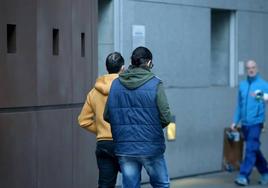Dos de los acusados, acuden al juicio el pasado martes.