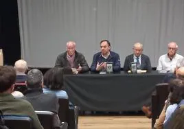 Miguel González Pereda, Alejandro Vega, Andrés Martínez Vega y Ángel Valle, durante la presentación del libro sobre Villaviciosa.