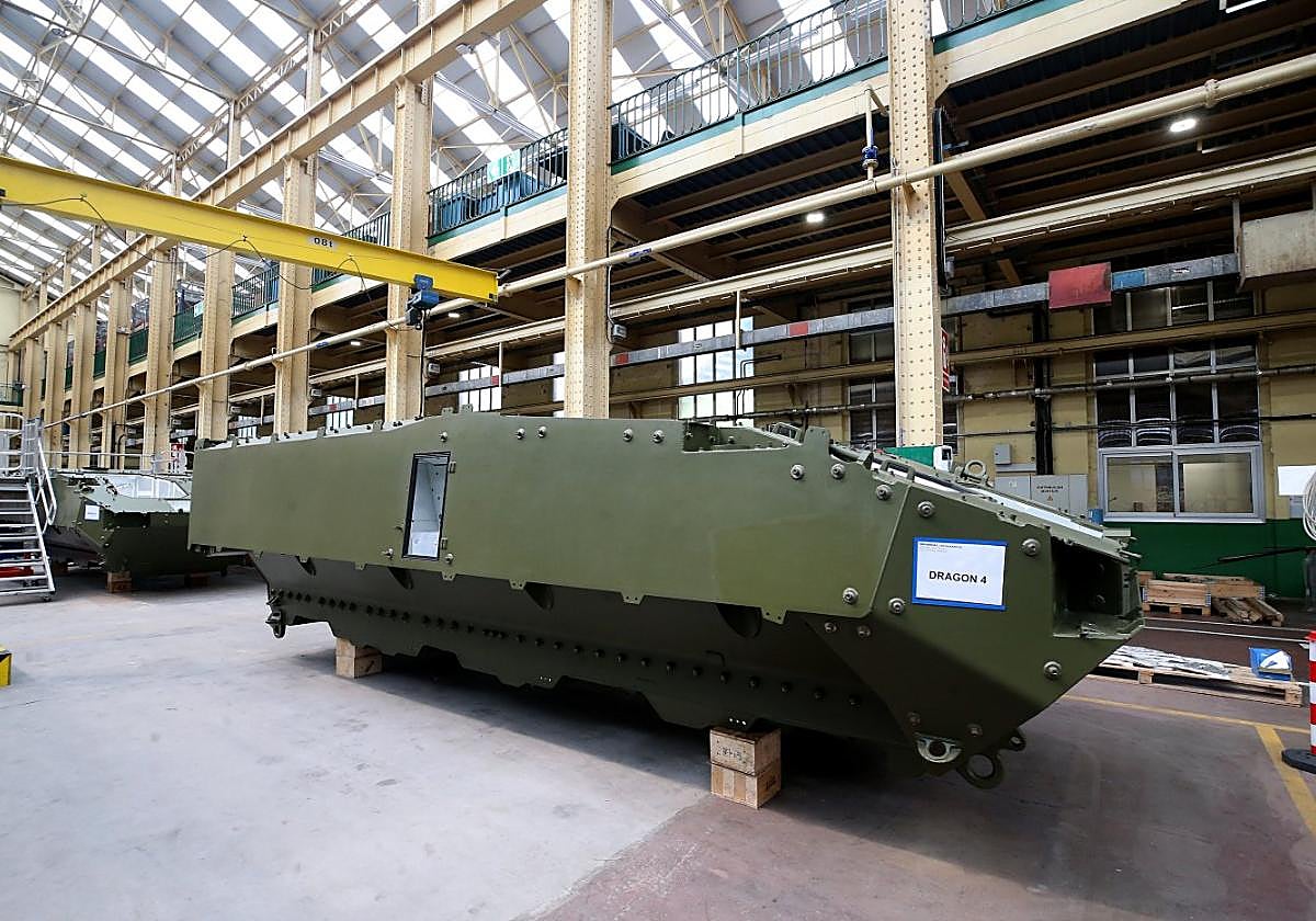 Una barcaza del Vehículo de Combate sobre Ruedas (VCR) 8x8 Dragón en la fábrica de armas de Trubia.