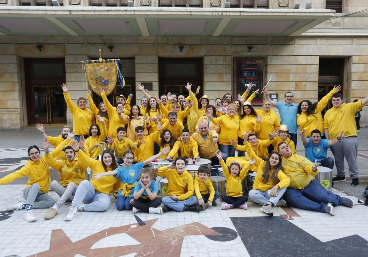 Los miembros de Os Brasileiros posan frente al Teatro Jovellanos, donde actuarán la próxima semana.