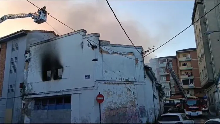 Incendio en Almacenes Industriales en Oviedo