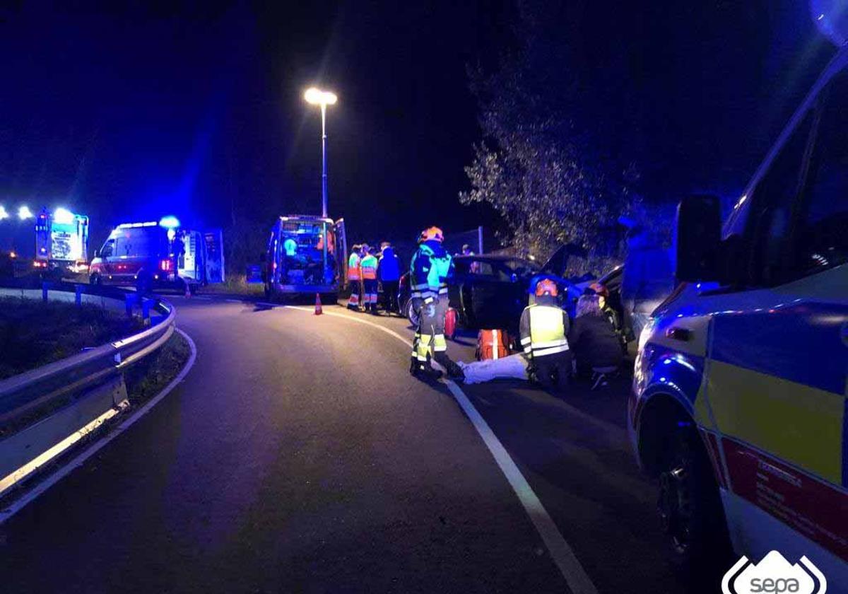 Los bomberos tuvieron que excarcelar al conductor de uno de los turismos implicados en el accidente.