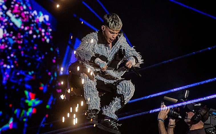 Imagen - El joven alicantino, saltando en plena actuación de su tema 'Brillos platino'