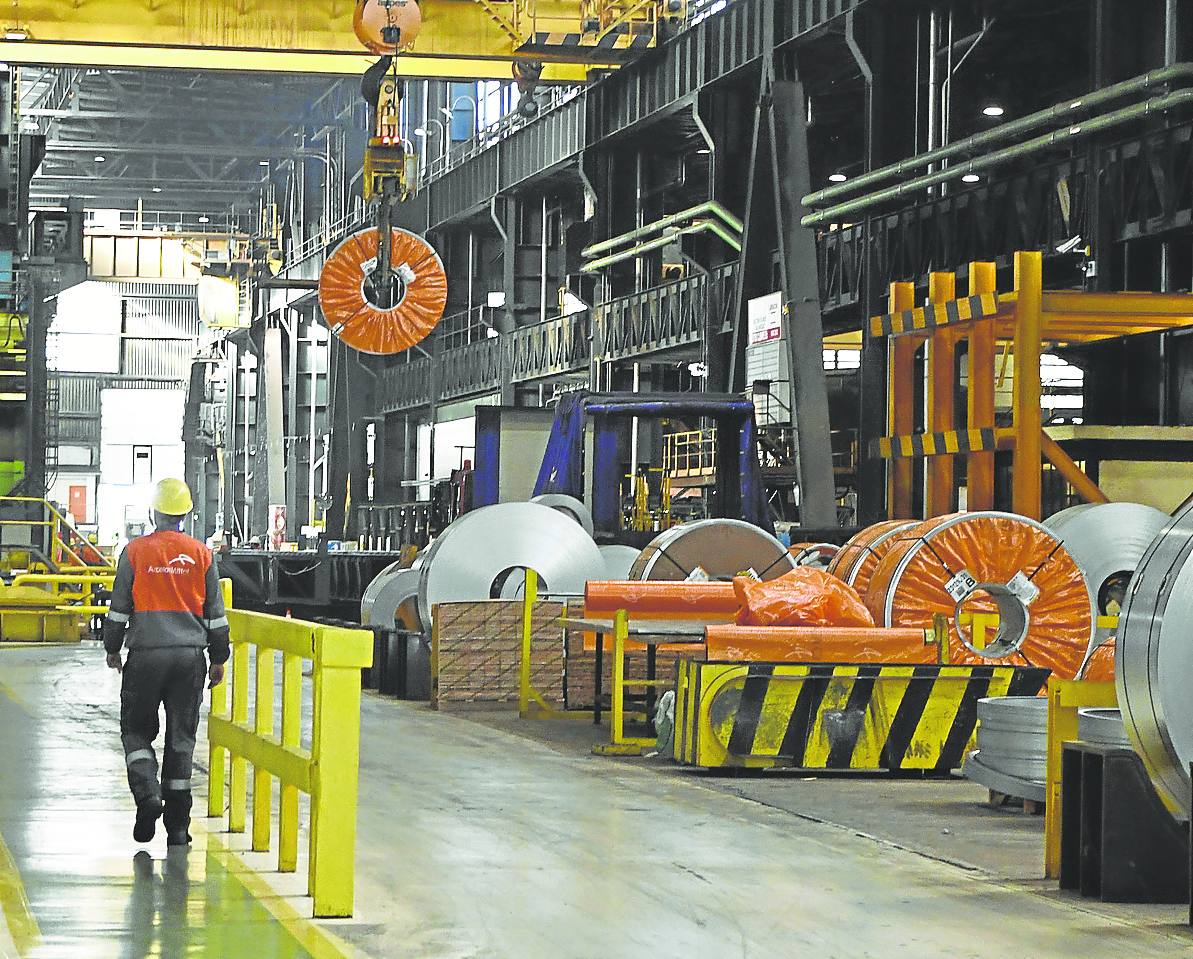 Un trabajador camina por la planta de Arcelor de Avilés.