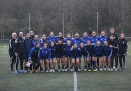 Las jugadoras del Real Oviedo con el cuerpo técnico en el penúltimo entrenamiento antes de encarar el derbi de este mediodía.