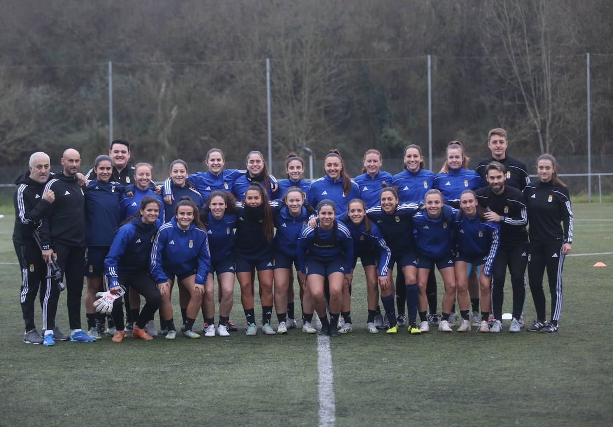 Las jugadoras del Real Oviedo con el cuerpo técnico en el penúltimo entrenamiento antes de encarar el derbi de este mediodía.