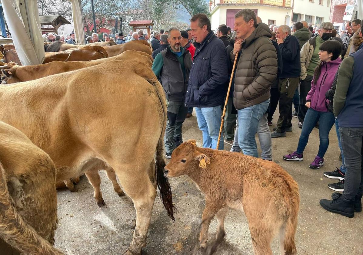 El consejero, Marcelino Marcos, y el director del Banco de Tierras, José Ramón Feito, en la feria de Tuña.