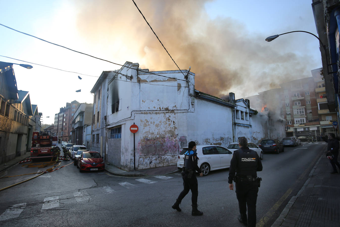 Las imágenes que deja un nuevo incendio en Oviedo en Almacenes Industriales