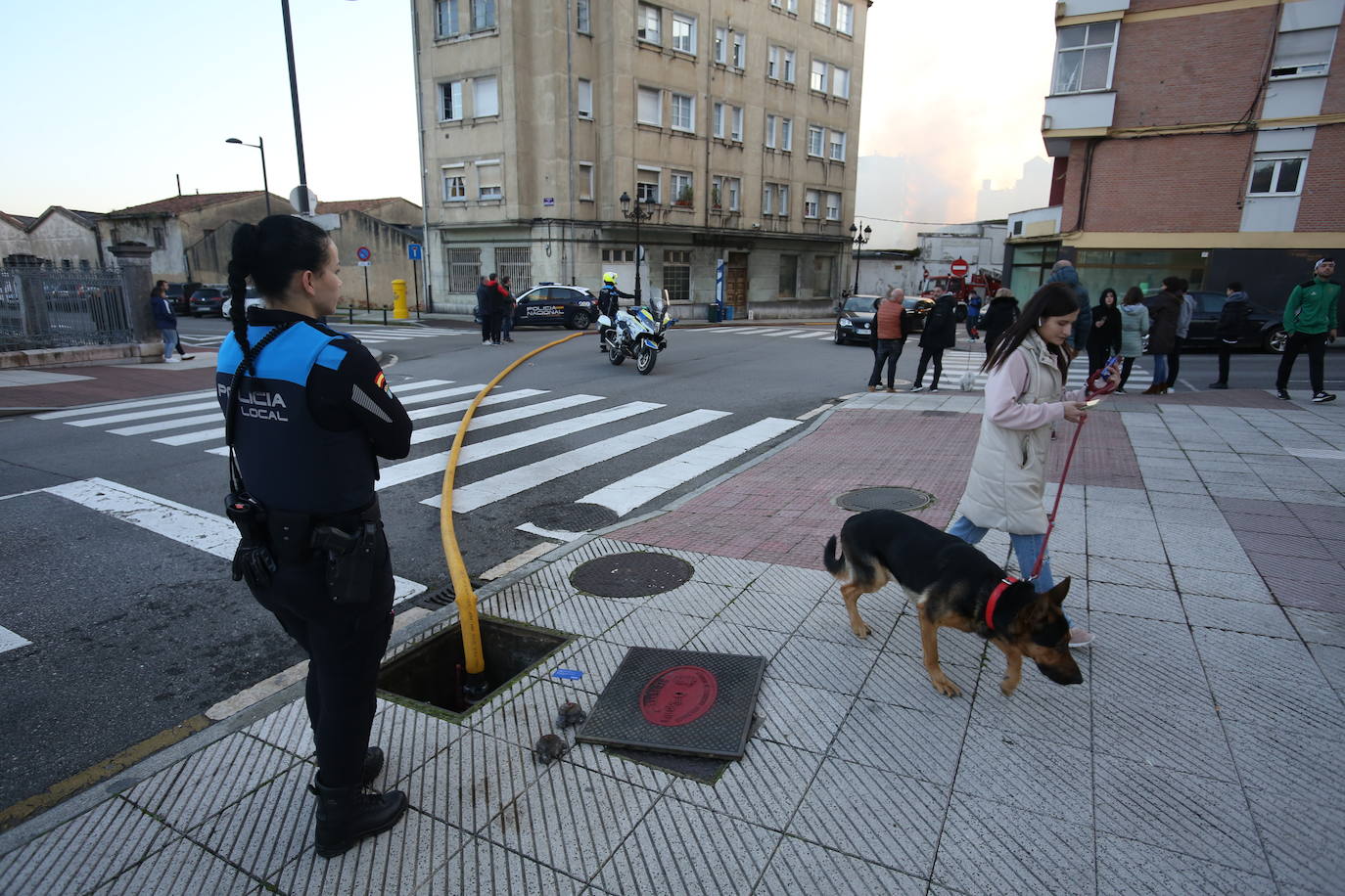 Las imágenes que deja un nuevo incendio en Oviedo en Almacenes Industriales