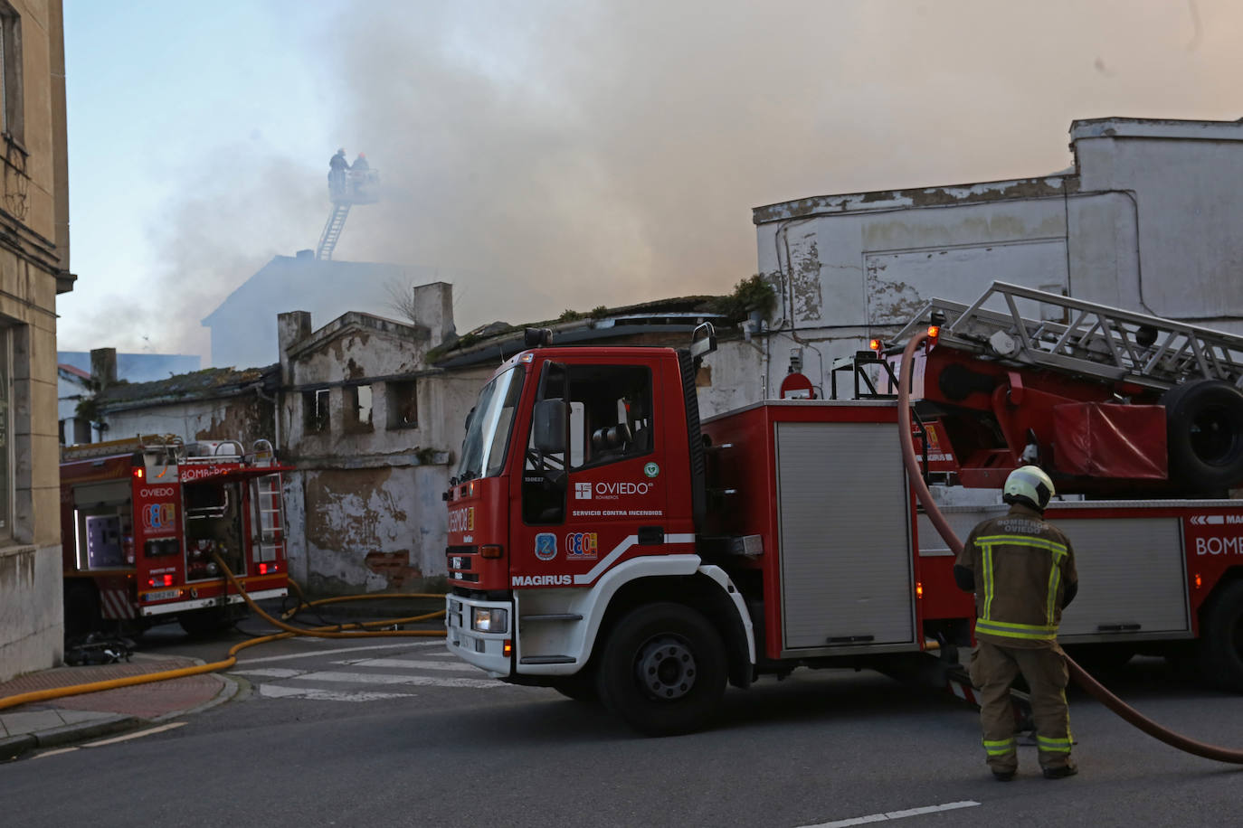 Las imágenes que deja un nuevo incendio en Oviedo en Almacenes Industriales