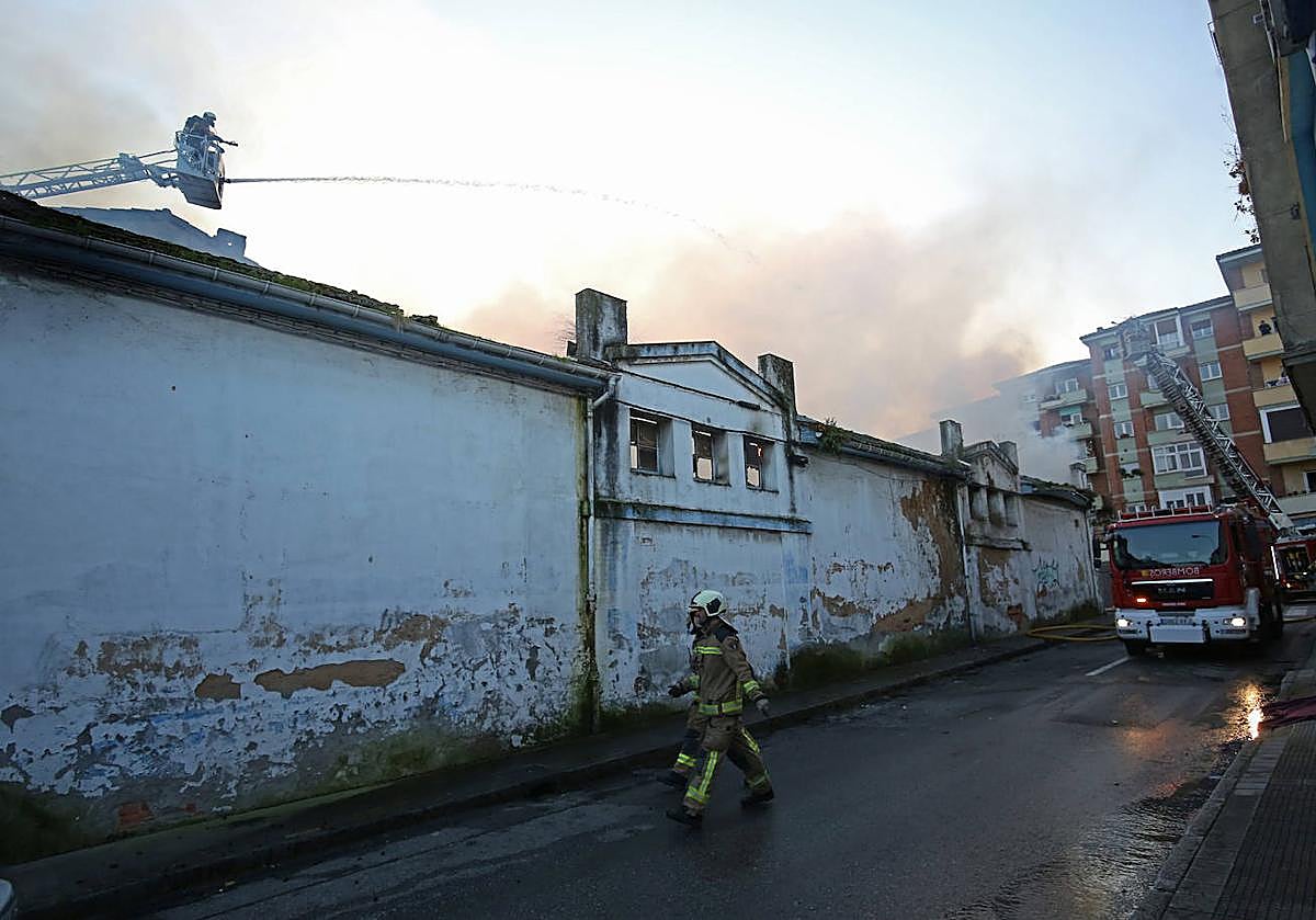 Las imágenes que deja un nuevo incendio en Oviedo en Almacenes Industriales
