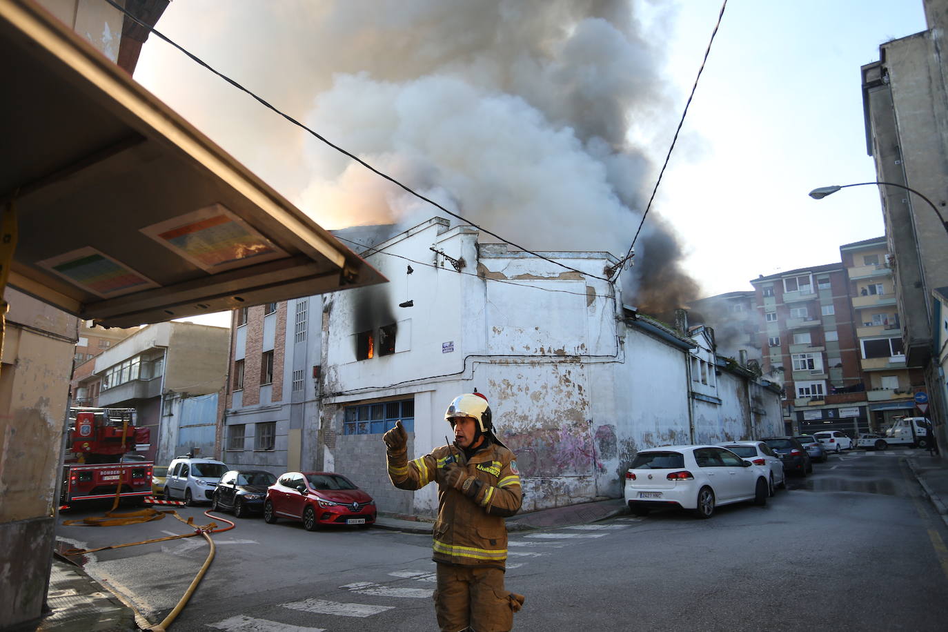 Las imágenes que deja un nuevo incendio en Oviedo en Almacenes Industriales