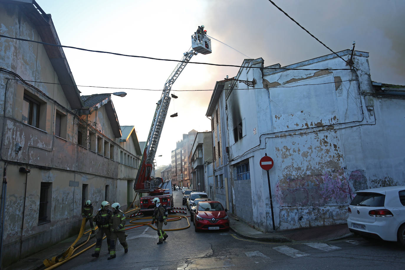 Las imágenes que deja un nuevo incendio en Oviedo en Almacenes Industriales