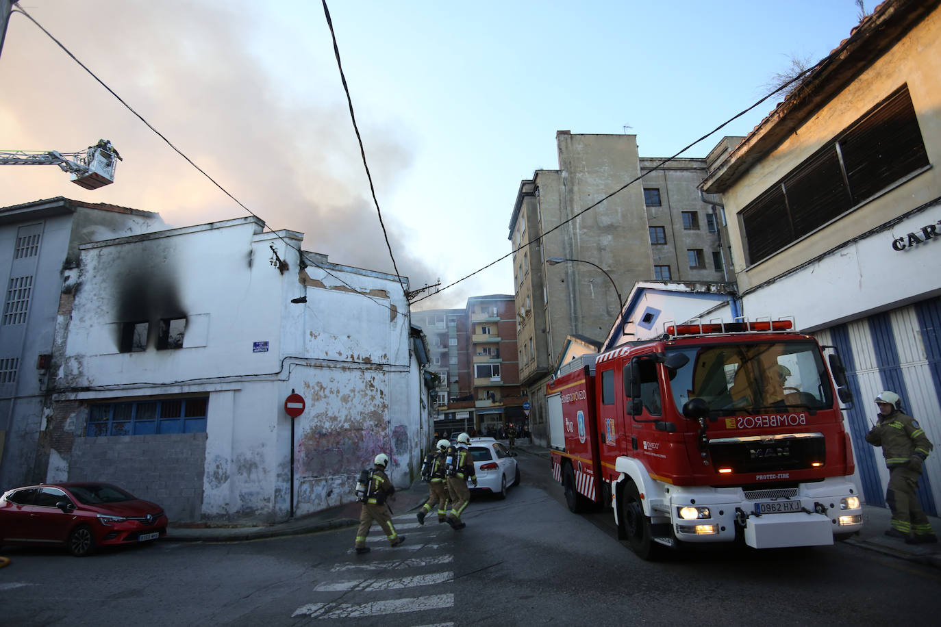 Las imágenes que deja un nuevo incendio en Oviedo en Almacenes Industriales