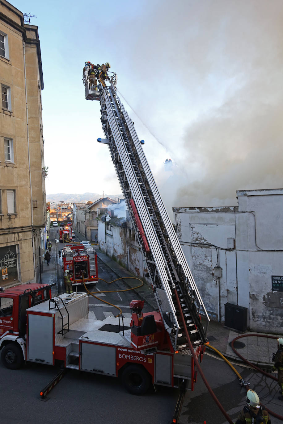 Las imágenes que deja un nuevo incendio en Oviedo en Almacenes Industriales
