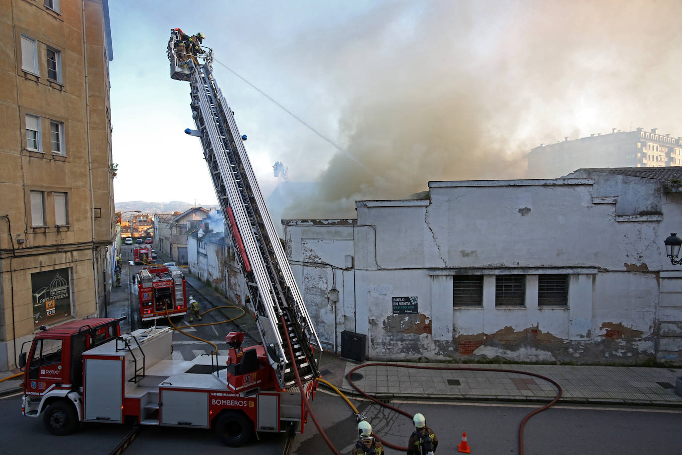 Las imágenes que deja un nuevo incendio en Oviedo en Almacenes Industriales