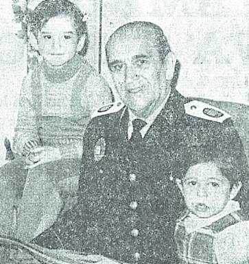 Del Corzo, un policía con capote, gorra y silbato