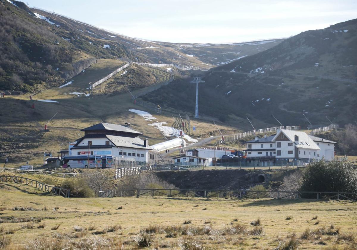 Las pistas de la estación invernal de Pajares (con la zona baja de la estación en primer término), completamente vacías de nieve, el pasado viernes.