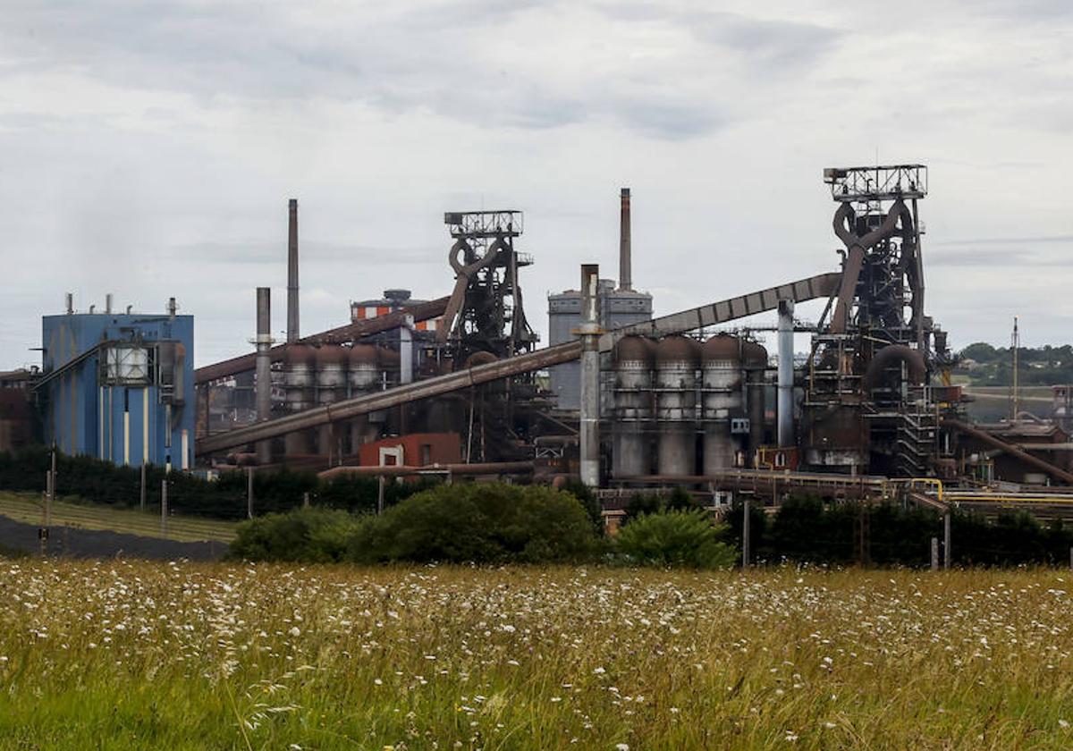 Los dos hornos altos de ArcelorMittal en su factoría gijonesa.