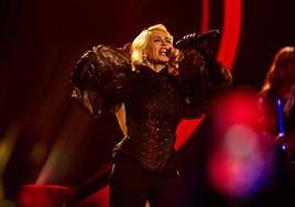 La cantante de Nebulossa, interpreta 'Zorra', que representará a España en Eurovisión, durante la final del Benidorm Fest 2024.