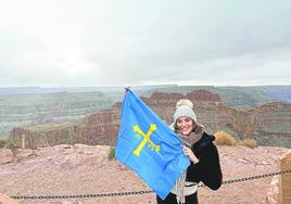 La gijonesa María Rendueles lleva su bandera de Asturias a todas partes, hasta al Gran Cañón.