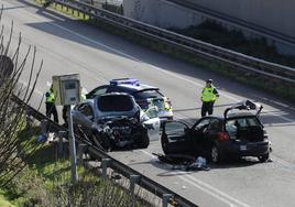 La Guardia Civil, en el luhar donde se produjo el fatal accidente.