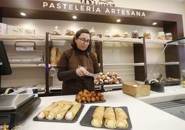 Sandra Puente posa con los productos estrella de Carpe Diem: frixuelos rellenos y buñuelos. FOTOS: PALOMA UCHA