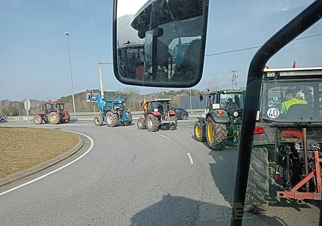 Tractorada en la rotonda de acceso a Llanes.