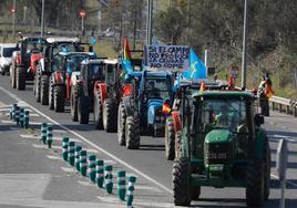 Agricultores y ganaderos asturianos se unieron a la tractorada desde Llanes a Unquera.