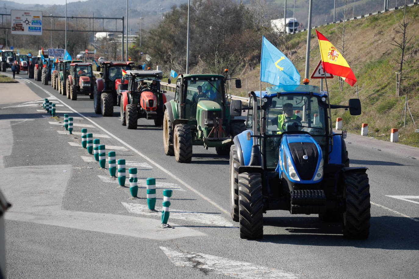 Movilización del campo asturiano: los tractores toman las carreteras