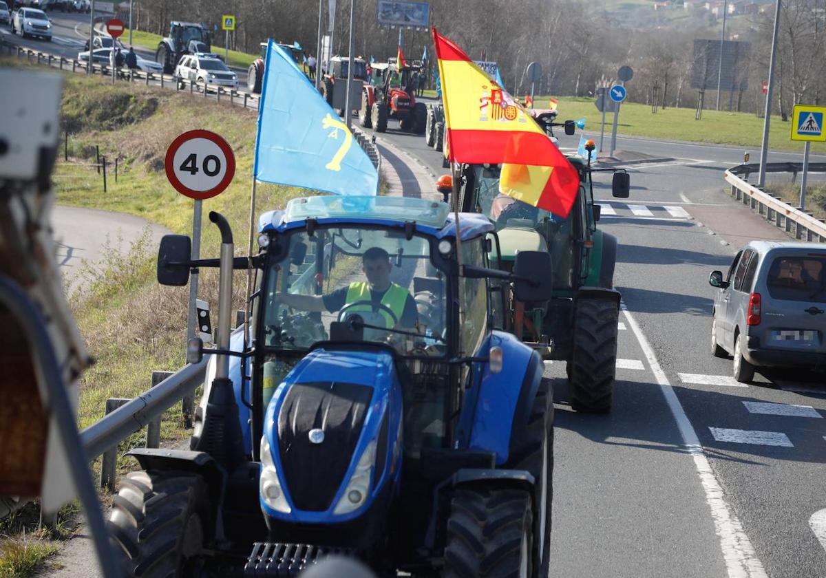 Movilización del campo asturiano: los tractores toman las carreteras