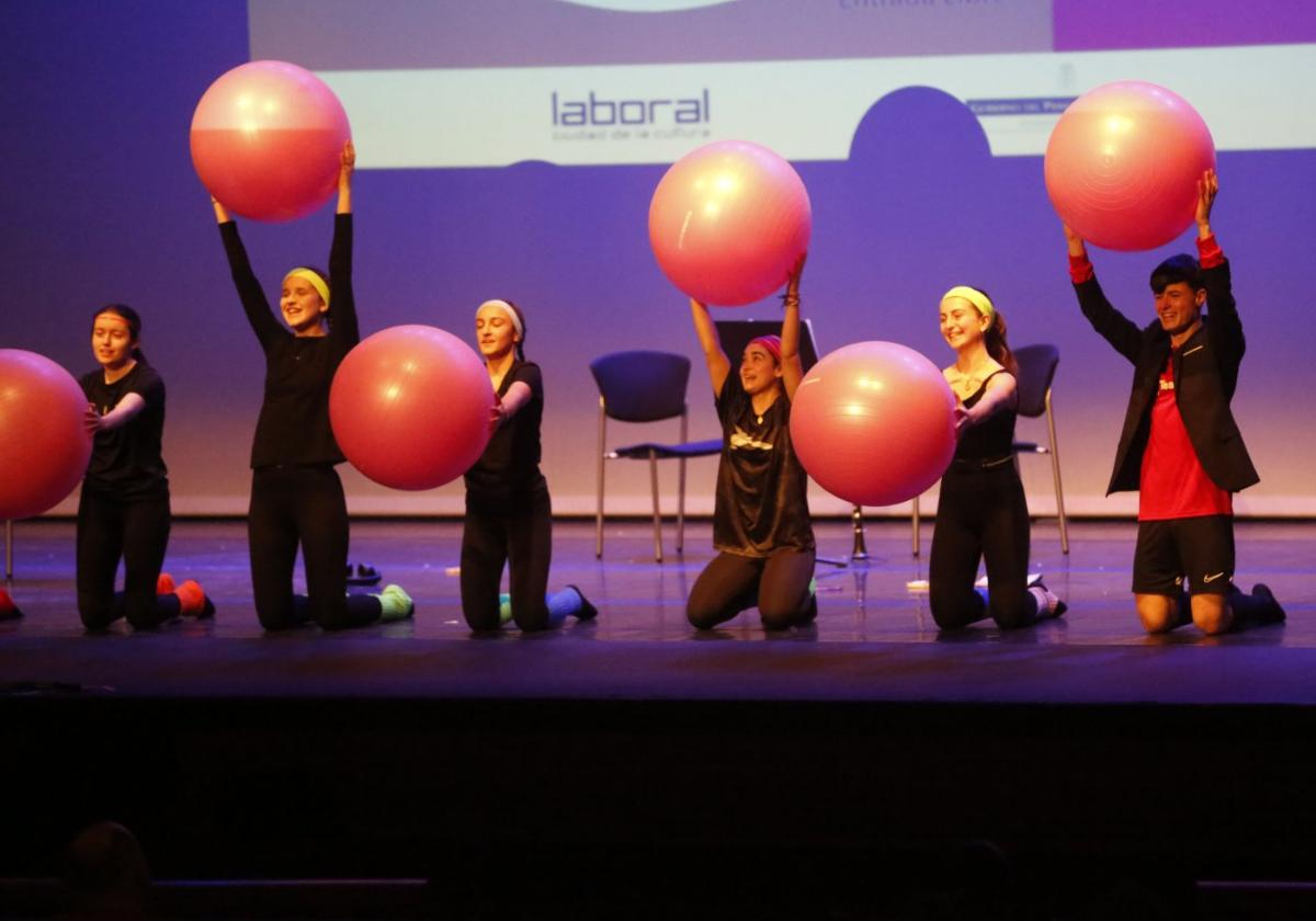 El grupo de reeducación corporal versionó la canción de 'La vida es un carnaval'.