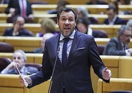 El ministro de Transportes, Óscar Puente, respondiendo a las preguntas de los senadores.