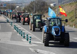 Columna. Los tractores del oriente fueron alineados con la intención de cortar la autovía del Cantábrico, idea de la que les disuadió la Guardia Civil.