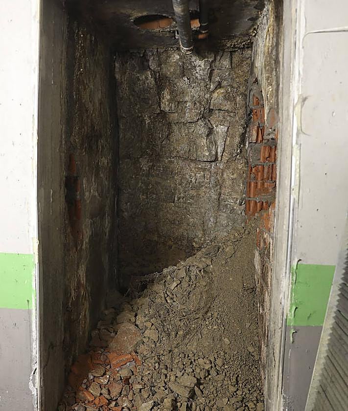 Imagen secundaria 2 - Hallan lleno de escombros el acceso al pasadizo del refugio de Begoña