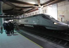 Un tren Alvia en la estación de Oviedo.