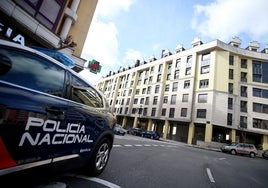 Un coche de la Policía Nacional en la calle Ámsterdam en los días posteriores al crimen.