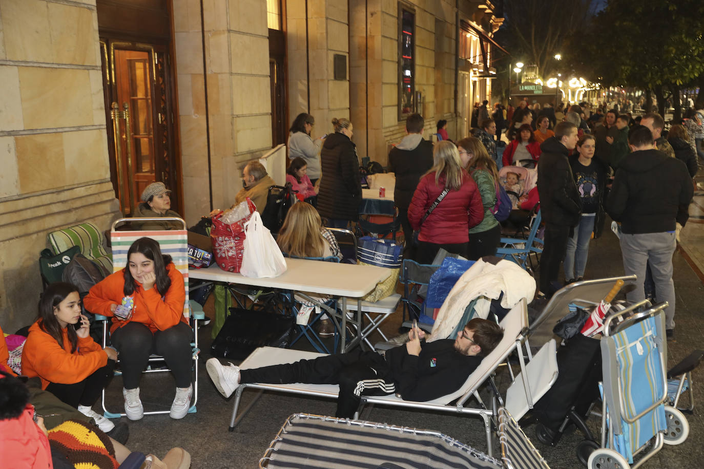 Acampada en Gijón para conseguir las entradas del concurso de charangas