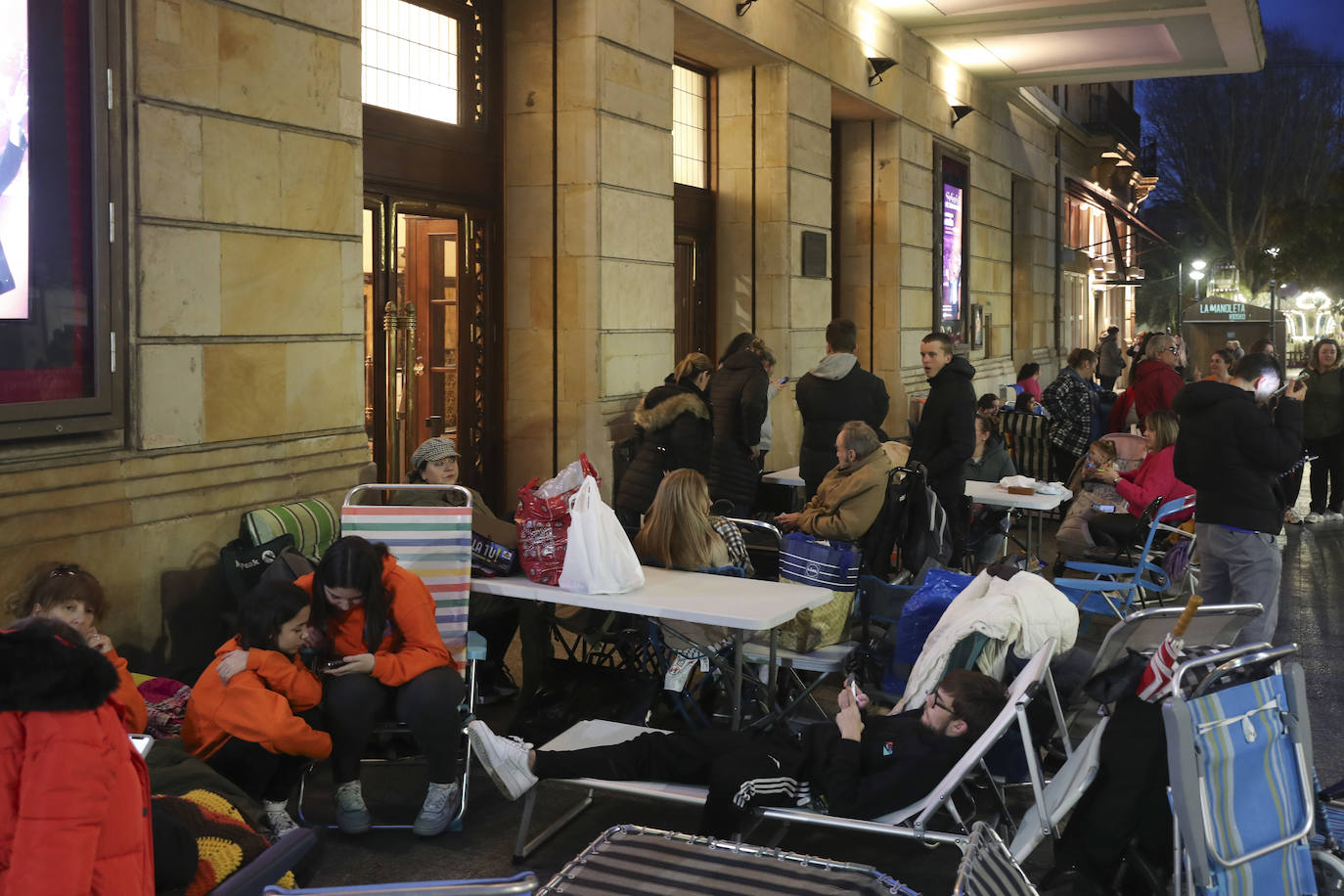 Acampada en Gijón para conseguir las entradas del concurso de charangas