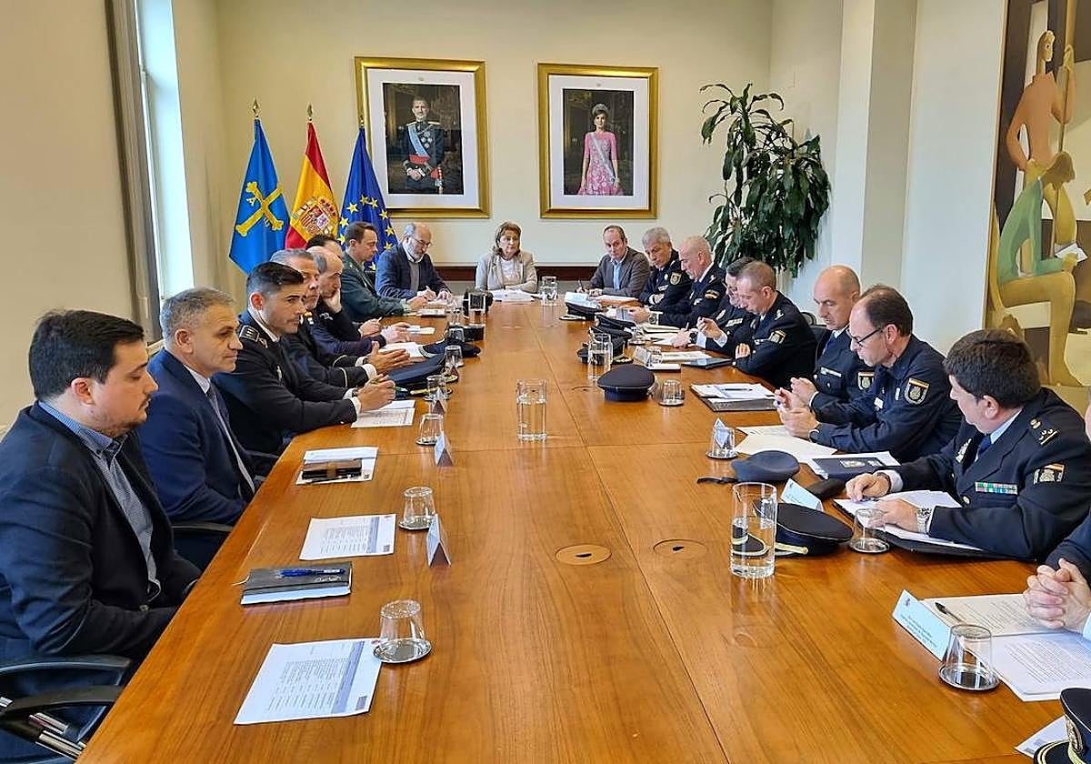 La delegada del Gobierno, Delia Losa, presidió la reunión sobre el dispostivo de seguridad del derbi asturiano.