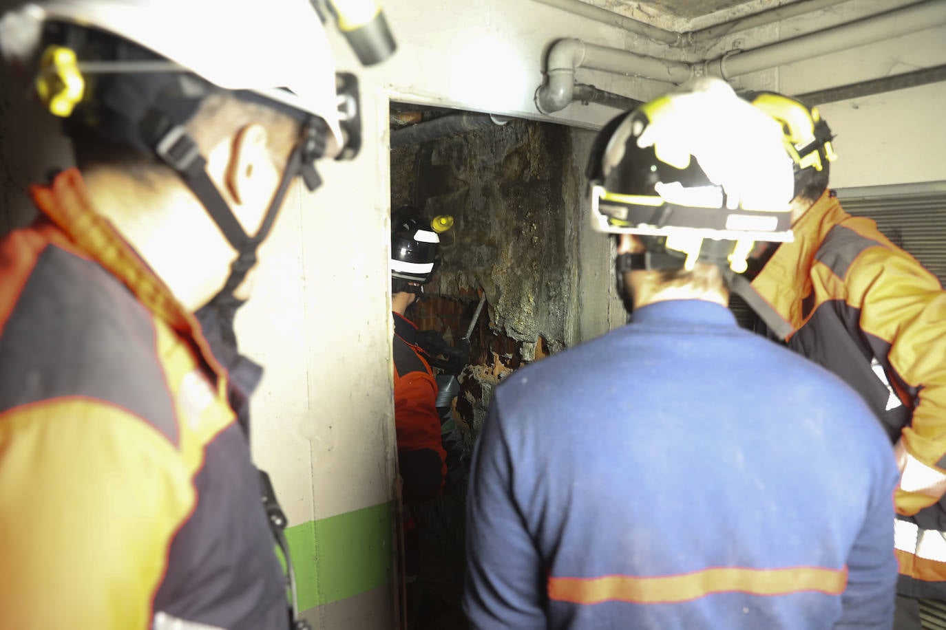 El acceso al pasadizo del refugio de Begoña, lleno de escombros