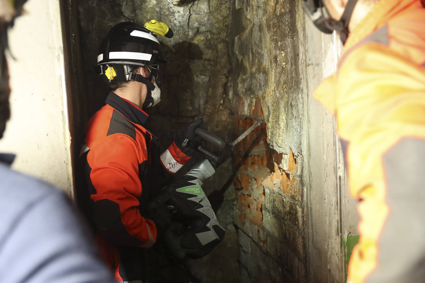El acceso al pasadizo del refugio de Begoña, lleno de escombros