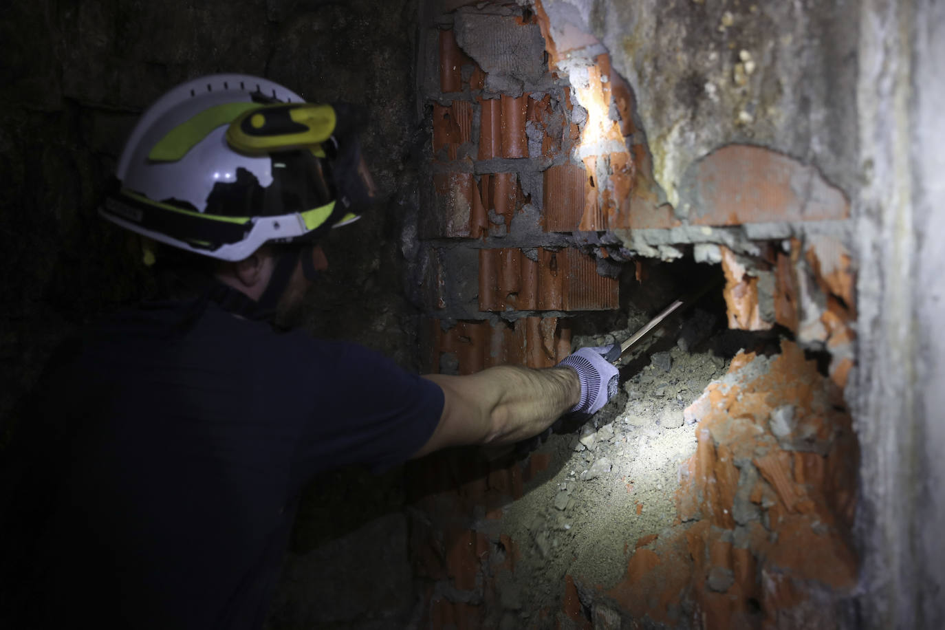 El acceso al pasadizo del refugio de Begoña, lleno de escombros