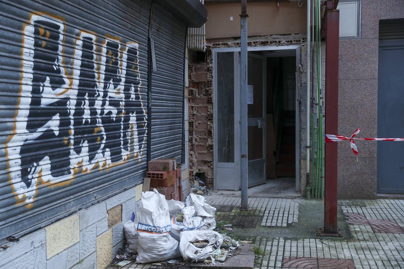 Maniobra de los bomberos de Gijón para sacar a una mujer inconsciente por la ventana