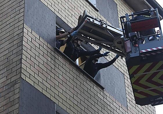 Labores de rescate de los bomberos de Gijón, en la calle La Mancha.