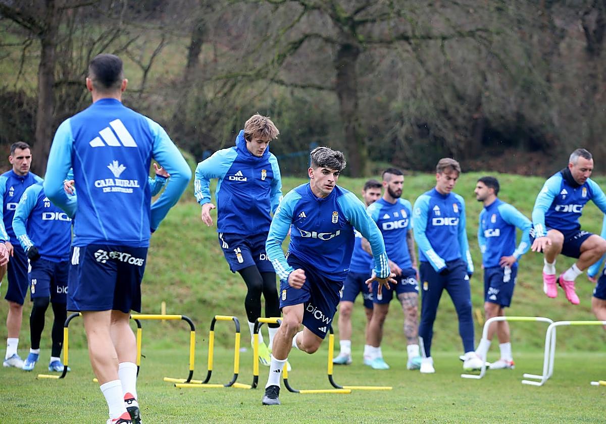 Homenchenko, en el centro, durante uno de los ejercicios en el entrenamiento de ayer en El Requexón.