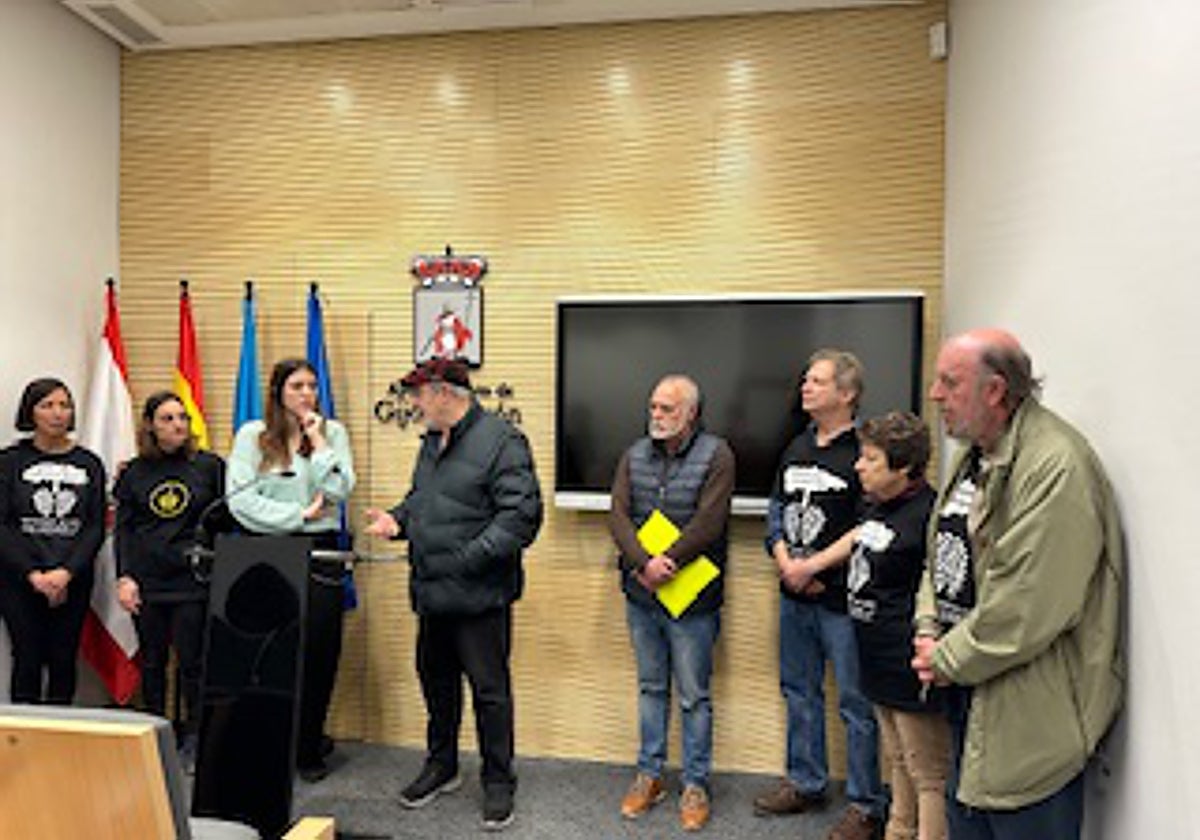 Olaya Suárez (Podemos) con intengrantes de la plataforma anticontaminación