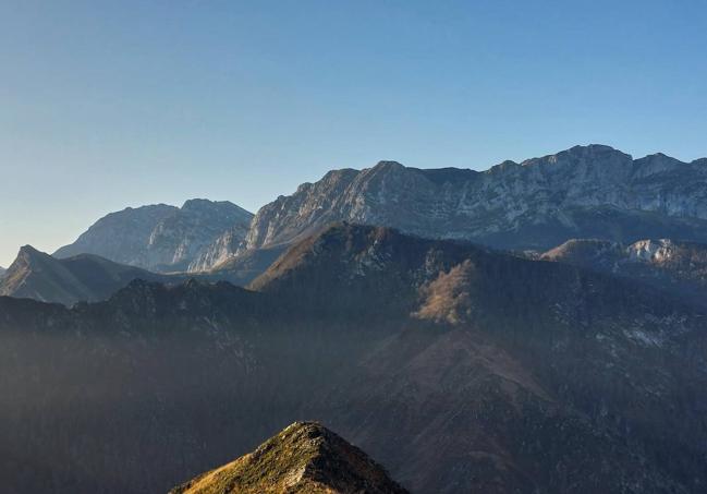 Mirando el Tiatordos, la peña Taranes y la Llambria desde Viores